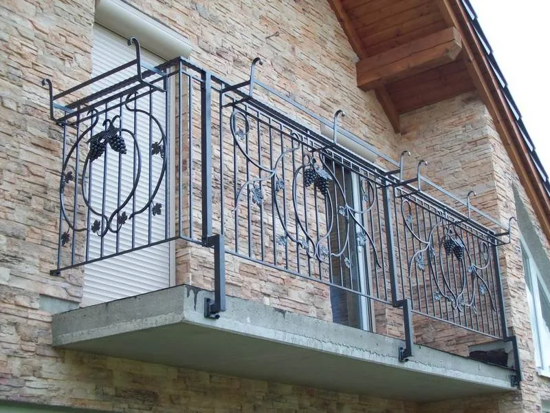 Schmiedeeisengeländer für den Balkon