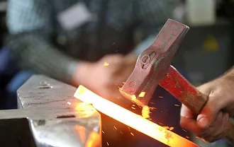 So entstehen Metallzäune aus Polen
