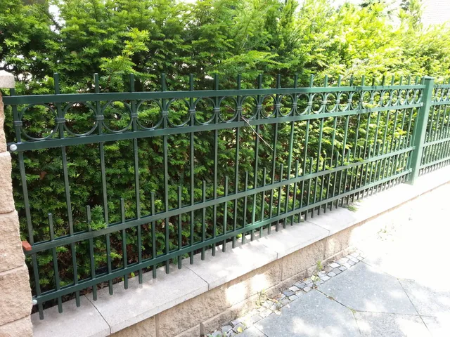 Moderne Metallzäune: Stabilität und Design