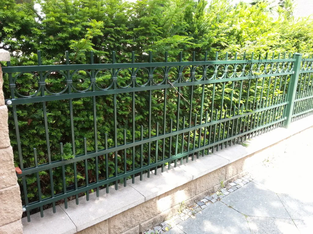 Moderne Metallzäune: Stabilität und Design